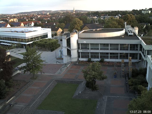 Foto der Webcam: Verwaltungsgebäude, Innenhof mit Audimax, Hörsaal-Gebäude 1