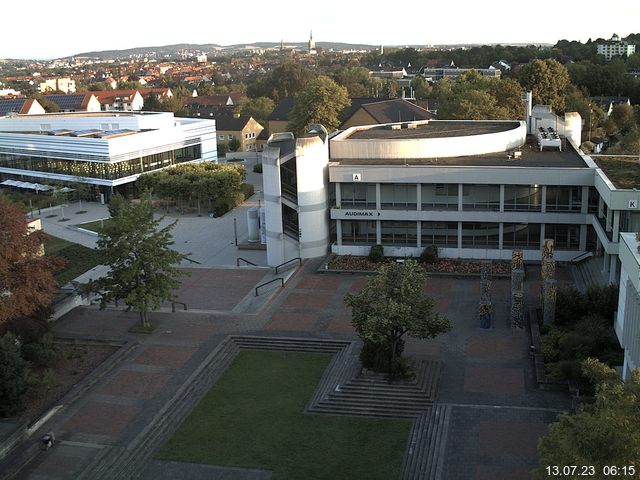 Foto der Webcam: Verwaltungsgebäude, Innenhof mit Audimax, Hörsaal-Gebäude 1