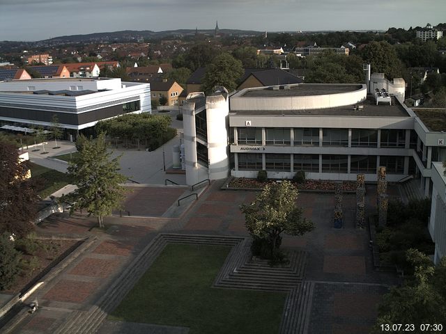 Foto der Webcam: Verwaltungsgebäude, Innenhof mit Audimax, Hörsaal-Gebäude 1