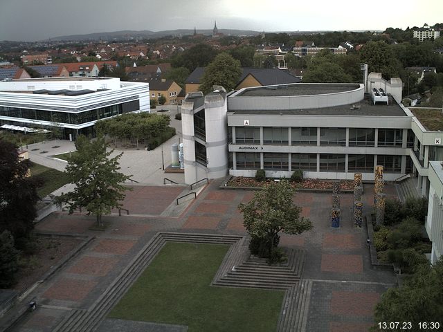 Foto der Webcam: Verwaltungsgebäude, Innenhof mit Audimax, Hörsaal-Gebäude 1