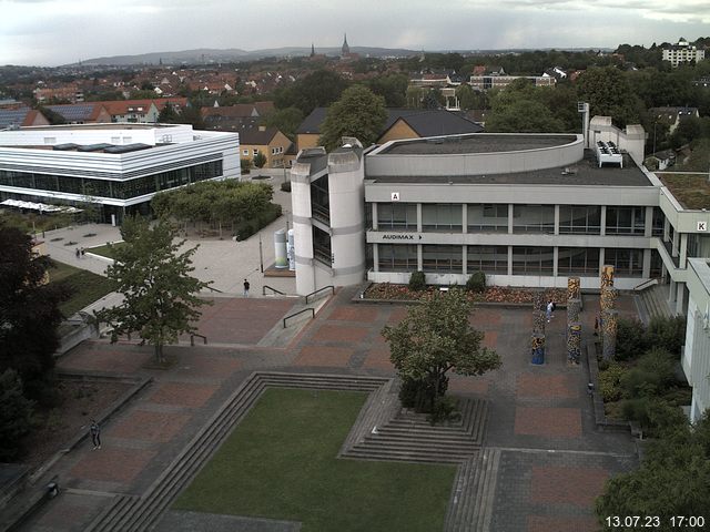 Foto der Webcam: Verwaltungsgebäude, Innenhof mit Audimax, Hörsaal-Gebäude 1