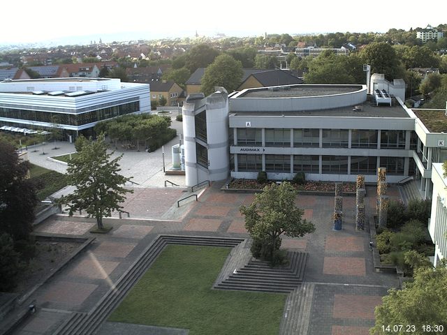 Foto der Webcam: Verwaltungsgebäude, Innenhof mit Audimax, Hörsaal-Gebäude 1