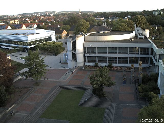 Foto der Webcam: Verwaltungsgebäude, Innenhof mit Audimax, Hörsaal-Gebäude 1