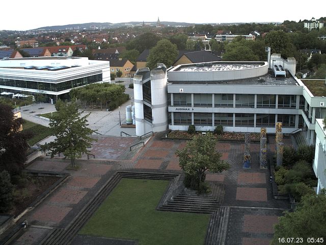 Foto der Webcam: Verwaltungsgebäude, Innenhof mit Audimax, Hörsaal-Gebäude 1