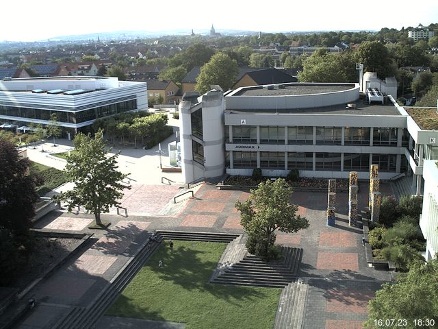 Foto der Webcam: Verwaltungsgebäude, Innenhof mit Audimax, Hörsaal-Gebäude 1