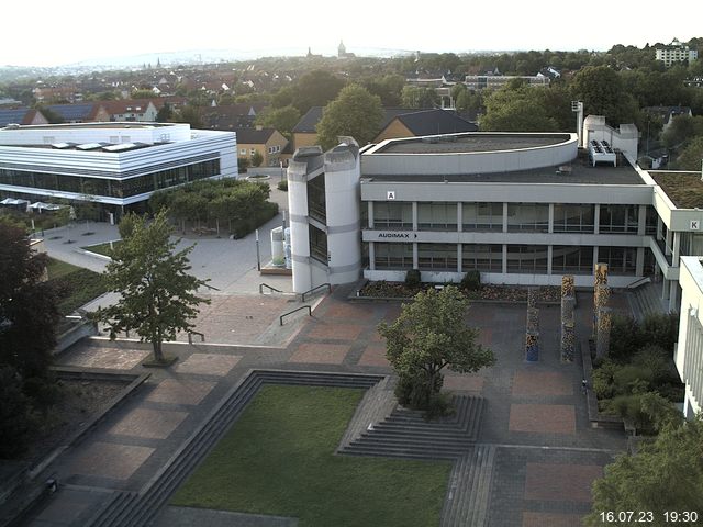 Foto der Webcam: Verwaltungsgebäude, Innenhof mit Audimax, Hörsaal-Gebäude 1