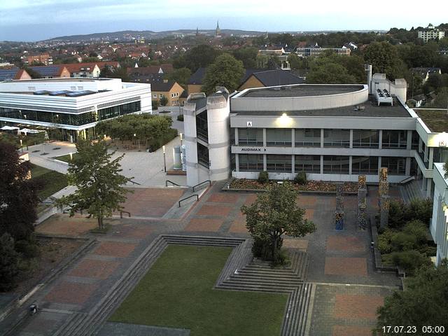 Foto der Webcam: Verwaltungsgebäude, Innenhof mit Audimax, Hörsaal-Gebäude 1