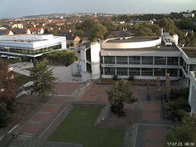 Foto der Webcam: Verwaltungsgebäude, Innenhof mit Audimax, Hörsaal-Gebäude 1