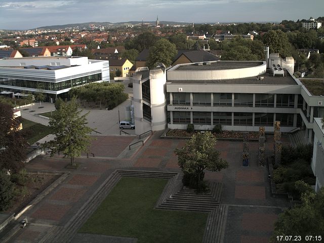 Foto der Webcam: Verwaltungsgebäude, Innenhof mit Audimax, Hörsaal-Gebäude 1