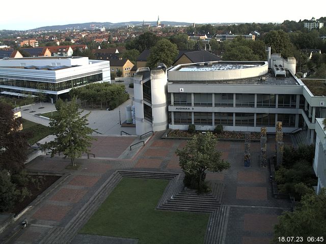 Foto der Webcam: Verwaltungsgebäude, Innenhof mit Audimax, Hörsaal-Gebäude 1