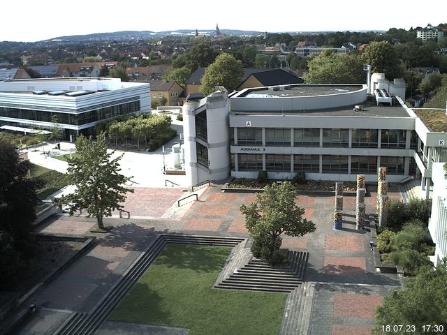 Foto der Webcam: Verwaltungsgebäude, Innenhof mit Audimax, Hörsaal-Gebäude 1