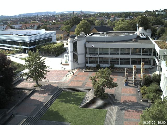 Foto der Webcam: Verwaltungsgebäude, Innenhof mit Audimax, Hörsaal-Gebäude 1