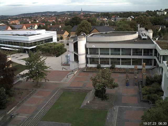 Foto der Webcam: Verwaltungsgebäude, Innenhof mit Audimax, Hörsaal-Gebäude 1