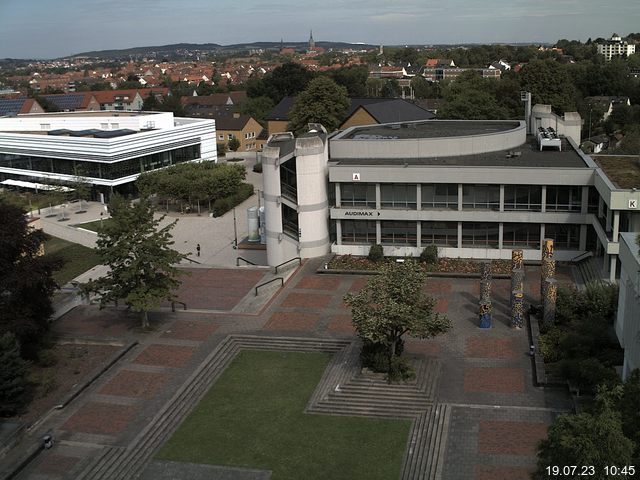 Foto der Webcam: Verwaltungsgebäude, Innenhof mit Audimax, Hörsaal-Gebäude 1