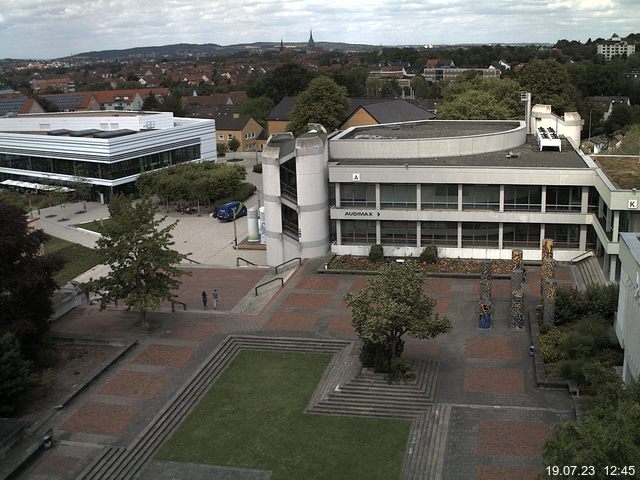 Foto der Webcam: Verwaltungsgebäude, Innenhof mit Audimax, Hörsaal-Gebäude 1