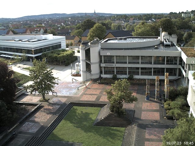 Foto der Webcam: Verwaltungsgebäude, Innenhof mit Audimax, Hörsaal-Gebäude 1