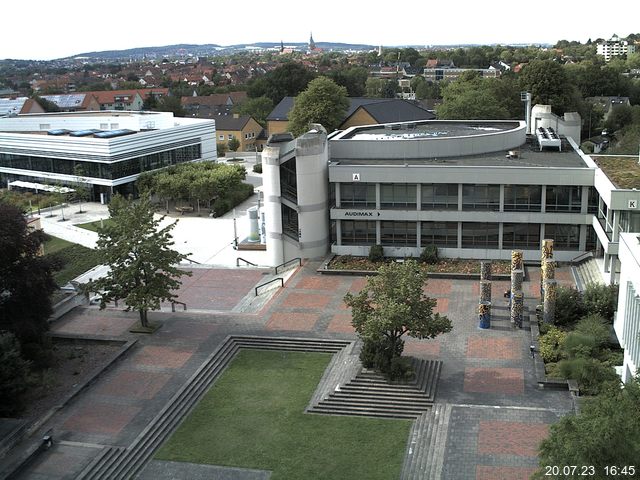 Foto der Webcam: Verwaltungsgebäude, Innenhof mit Audimax, Hörsaal-Gebäude 1