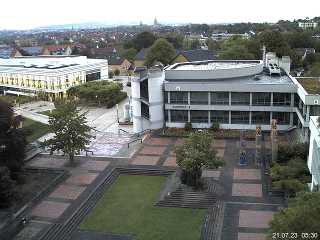 Foto der Webcam: Verwaltungsgebäude, Innenhof mit Audimax, Hörsaal-Gebäude 1