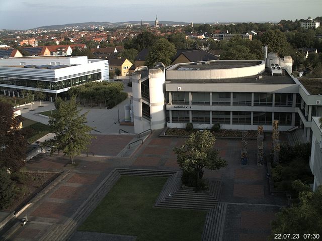 Foto der Webcam: Verwaltungsgebäude, Innenhof mit Audimax, Hörsaal-Gebäude 1