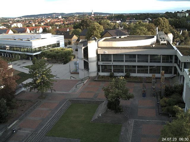 Foto der Webcam: Verwaltungsgebäude, Innenhof mit Audimax, Hörsaal-Gebäude 1