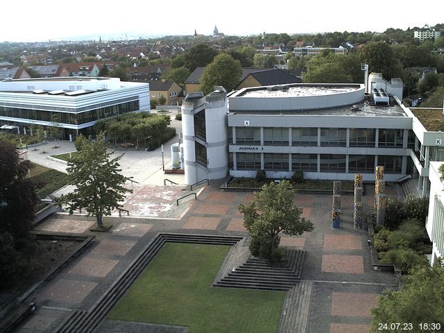 Foto der Webcam: Verwaltungsgebäude, Innenhof mit Audimax, Hörsaal-Gebäude 1