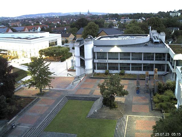 Foto der Webcam: Verwaltungsgebäude, Innenhof mit Audimax, Hörsaal-Gebäude 1