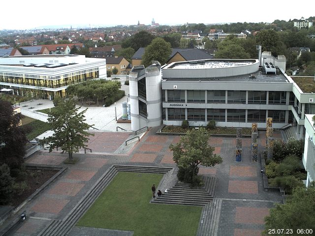 Foto der Webcam: Verwaltungsgebäude, Innenhof mit Audimax, Hörsaal-Gebäude 1