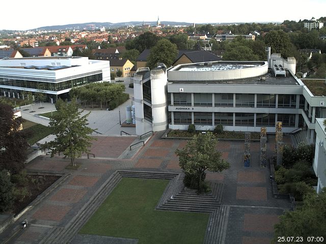 Foto der Webcam: Verwaltungsgebäude, Innenhof mit Audimax, Hörsaal-Gebäude 1