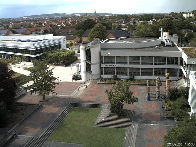 Foto der Webcam: Verwaltungsgebäude, Innenhof mit Audimax, Hörsaal-Gebäude 1