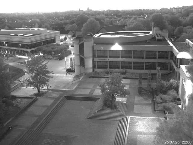 Foto der Webcam: Verwaltungsgebäude, Innenhof mit Audimax, Hörsaal-Gebäude 1