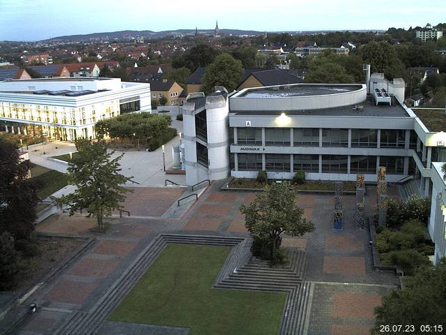 Foto der Webcam: Verwaltungsgebäude, Innenhof mit Audimax, Hörsaal-Gebäude 1