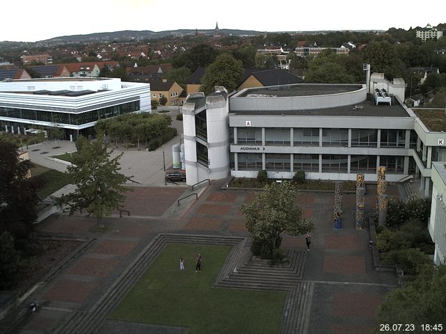 Foto der Webcam: Verwaltungsgebäude, Innenhof mit Audimax, Hörsaal-Gebäude 1