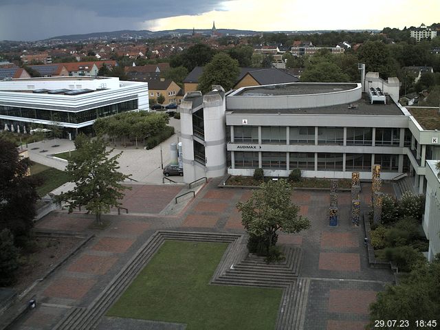 Foto der Webcam: Verwaltungsgebäude, Innenhof mit Audimax, Hörsaal-Gebäude 1