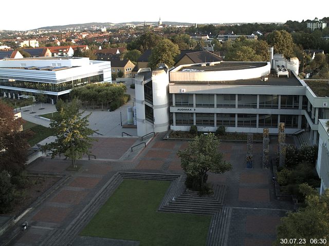 Foto der Webcam: Verwaltungsgebäude, Innenhof mit Audimax, Hörsaal-Gebäude 1