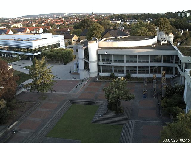 Foto der Webcam: Verwaltungsgebäude, Innenhof mit Audimax, Hörsaal-Gebäude 1