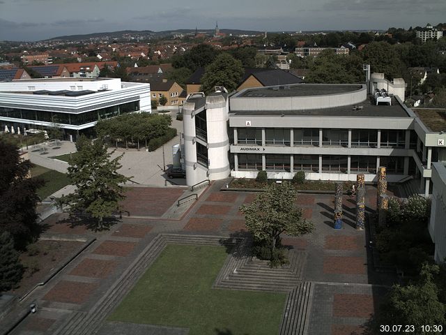 Foto der Webcam: Verwaltungsgebäude, Innenhof mit Audimax, Hörsaal-Gebäude 1