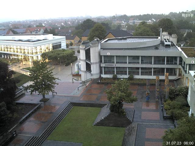 Foto der Webcam: Verwaltungsgebäude, Innenhof mit Audimax, Hörsaal-Gebäude 1