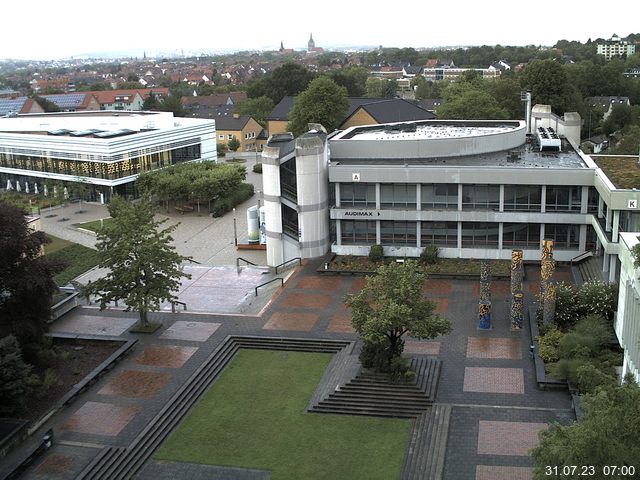 Foto der Webcam: Verwaltungsgebäude, Innenhof mit Audimax, Hörsaal-Gebäude 1