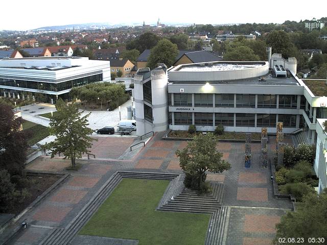 Foto der Webcam: Verwaltungsgebäude, Innenhof mit Audimax, Hörsaal-Gebäude 1