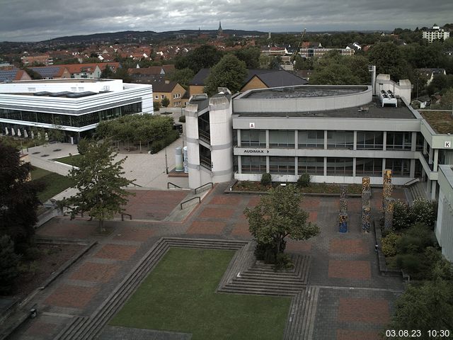 Foto der Webcam: Verwaltungsgebäude, Innenhof mit Audimax, Hörsaal-Gebäude 1