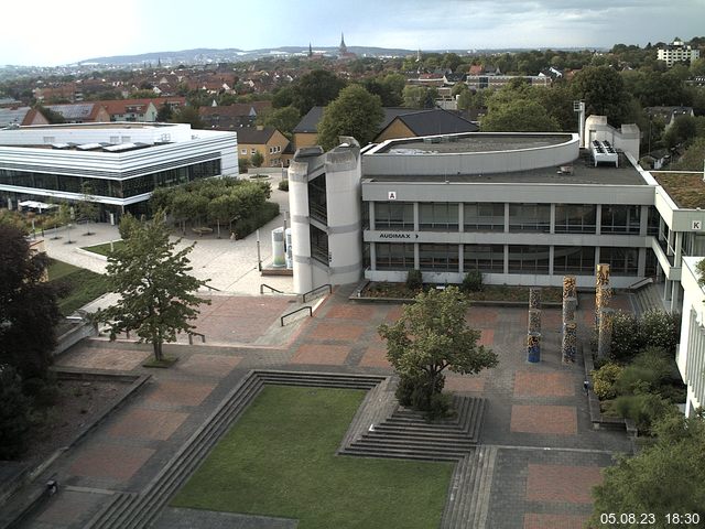 Foto der Webcam: Verwaltungsgebäude, Innenhof mit Audimax, Hörsaal-Gebäude 1