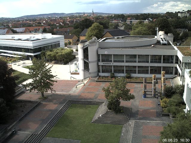 Foto der Webcam: Verwaltungsgebäude, Innenhof mit Audimax, Hörsaal-Gebäude 1