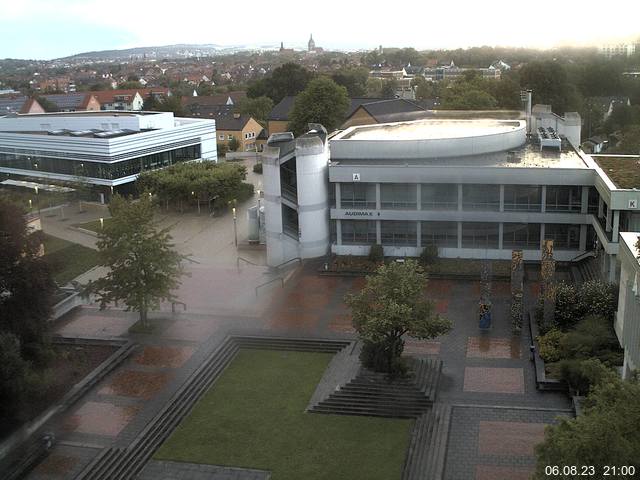 Foto der Webcam: Verwaltungsgebäude, Innenhof mit Audimax, Hörsaal-Gebäude 1