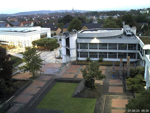 Foto der Webcam: Verwaltungsgebäude, Innenhof mit Audimax, Hörsaal-Gebäude 1