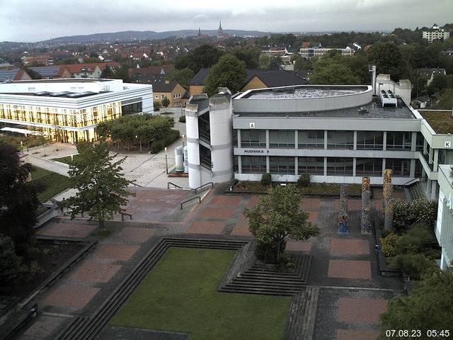 Foto der Webcam: Verwaltungsgebäude, Innenhof mit Audimax, Hörsaal-Gebäude 1