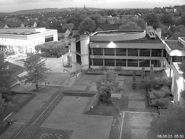 Foto der Webcam: Verwaltungsgebäude, Innenhof mit Audimax, Hörsaal-Gebäude 1