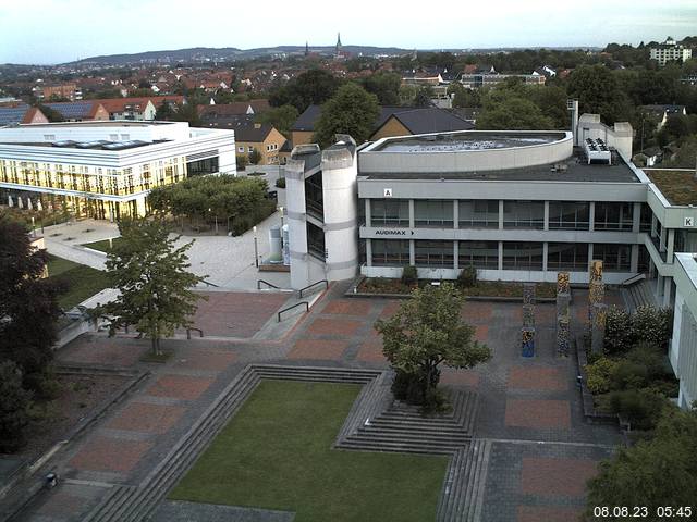 Foto der Webcam: Verwaltungsgebäude, Innenhof mit Audimax, Hörsaal-Gebäude 1