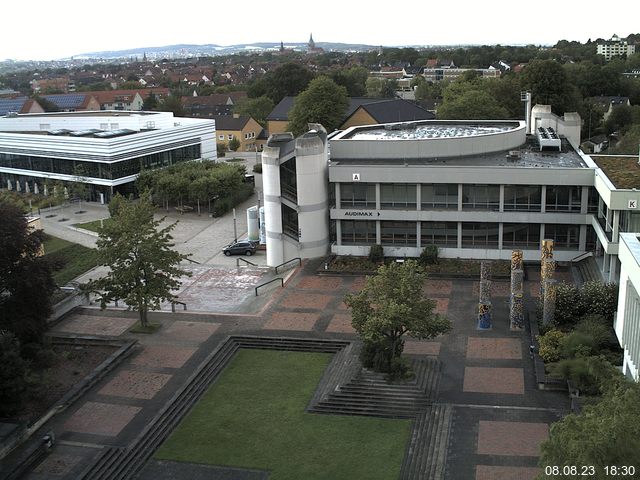 Foto der Webcam: Verwaltungsgebäude, Innenhof mit Audimax, Hörsaal-Gebäude 1