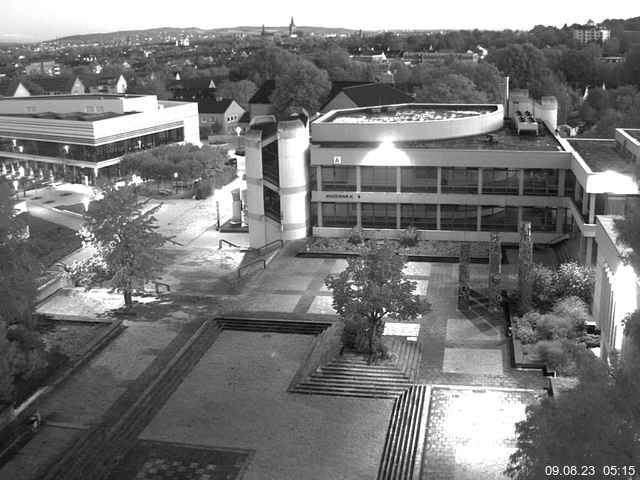 Foto der Webcam: Verwaltungsgebäude, Innenhof mit Audimax, Hörsaal-Gebäude 1