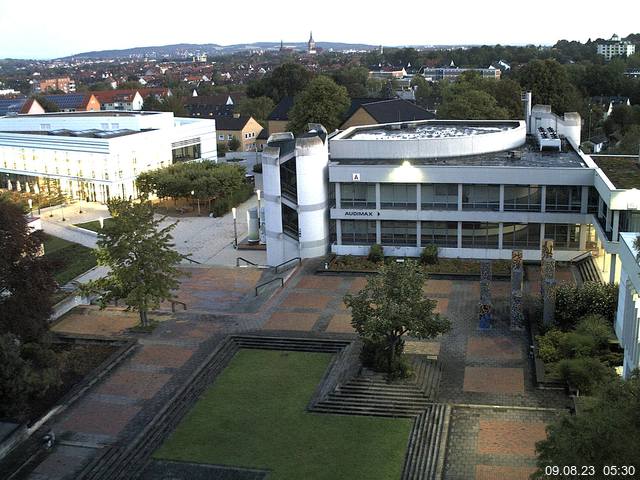 Foto der Webcam: Verwaltungsgebäude, Innenhof mit Audimax, Hörsaal-Gebäude 1